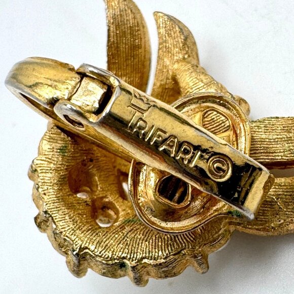 Vintage Trifari Gold-Tone Metal Wing Clip-On Earrings With Imitation Pearls - Picture 4 of 8